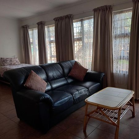 White Rose Guest House Vanderbijlpark Oda fotoğraf