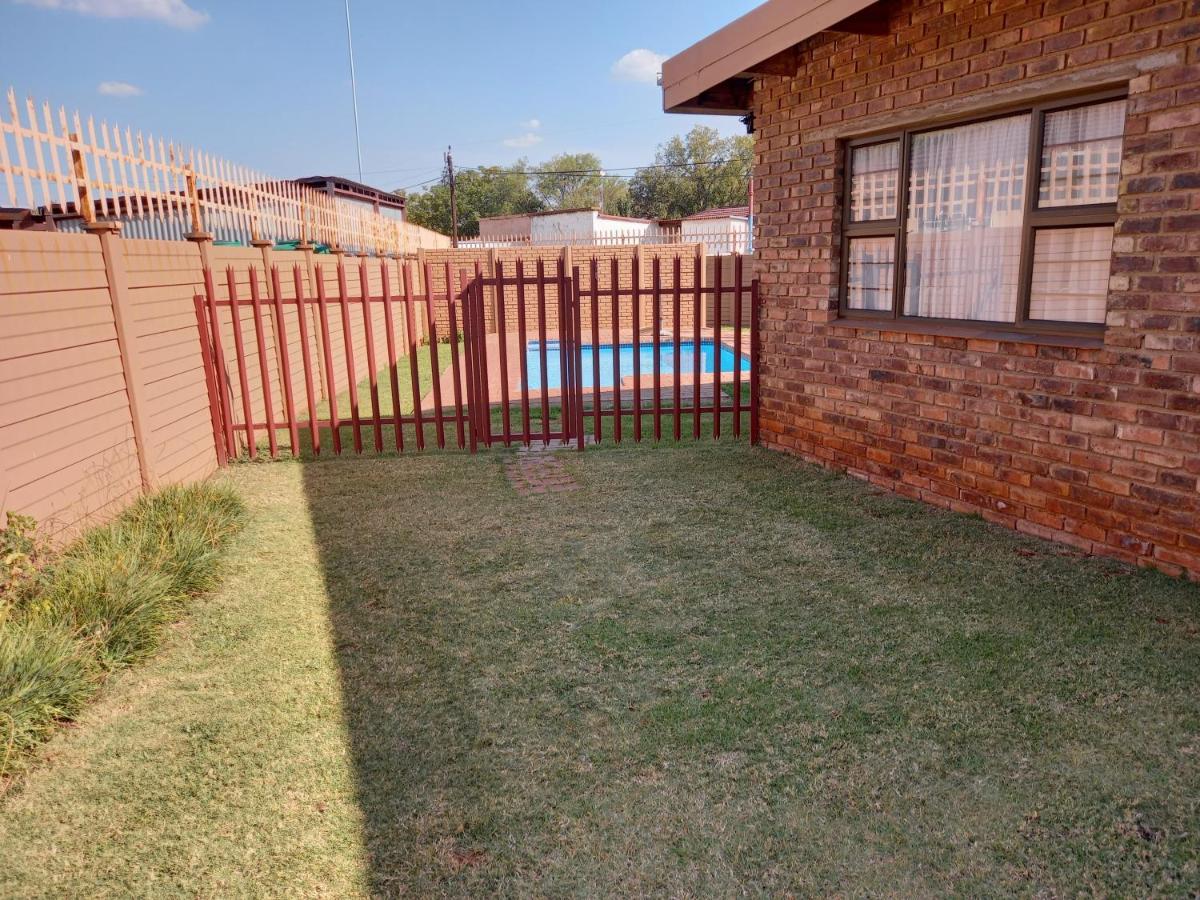 White Rose Guest House Vanderbijlpark Dış mekan fotoğraf