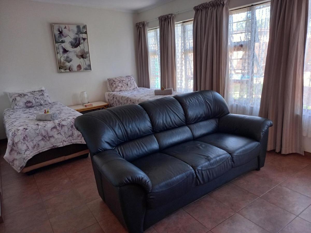 White Rose Guest House Vanderbijlpark Oda fotoğraf